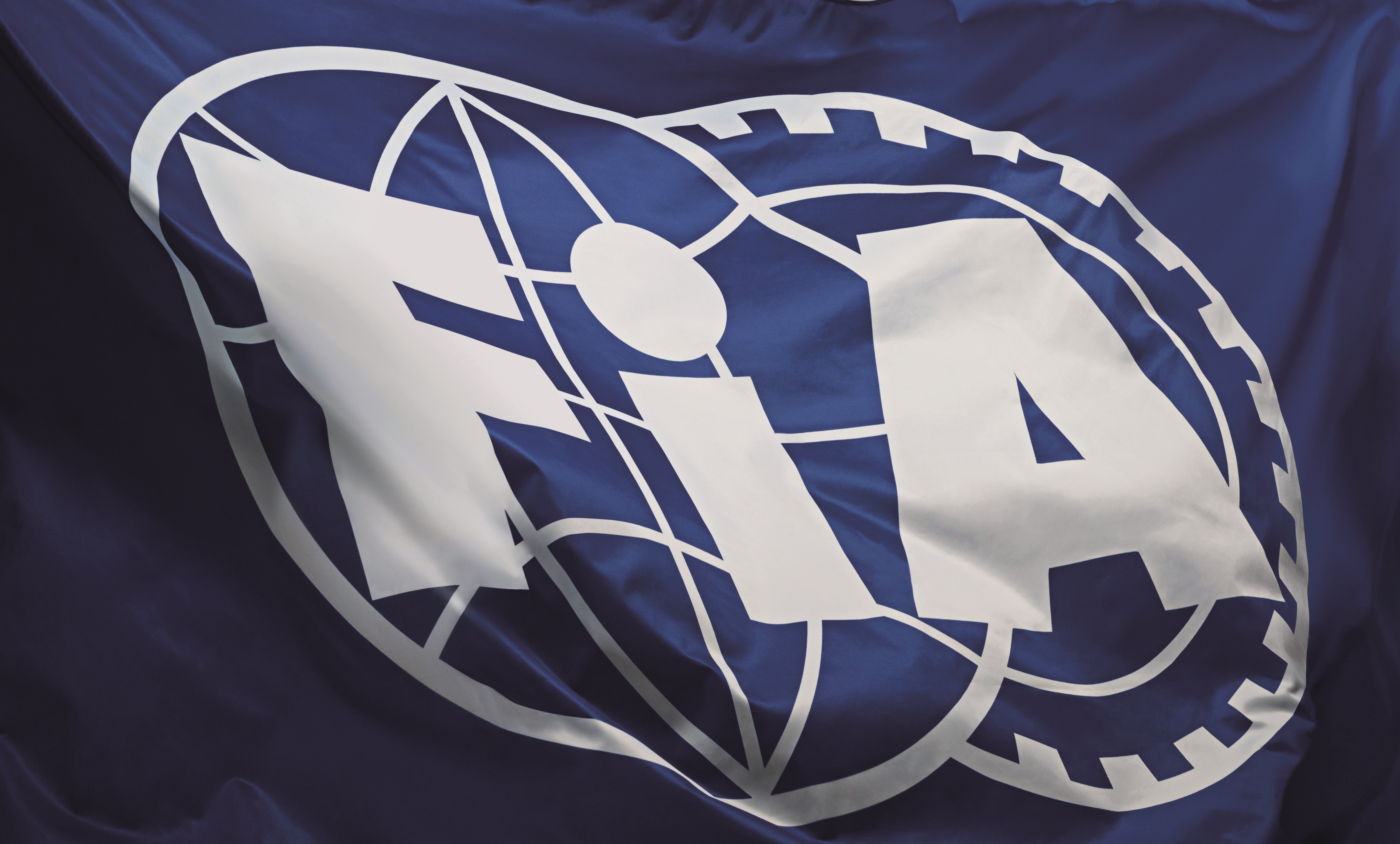 Bandeira FIA durante uma corrida de rally