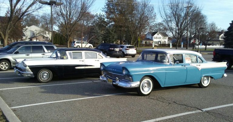 Ford Custom e Custom 300: o duelo das sedãs americanas dos anos 50