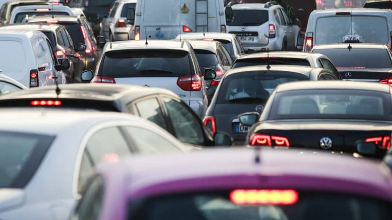 Os preços dos carros usados despencam: uma tendência preocupante para os híbridos