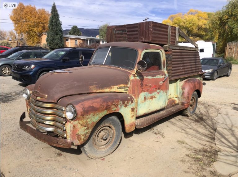 Chevrolet 3600 Pickup de 1949: Um Ícone do Passado no Topo das Montanhas