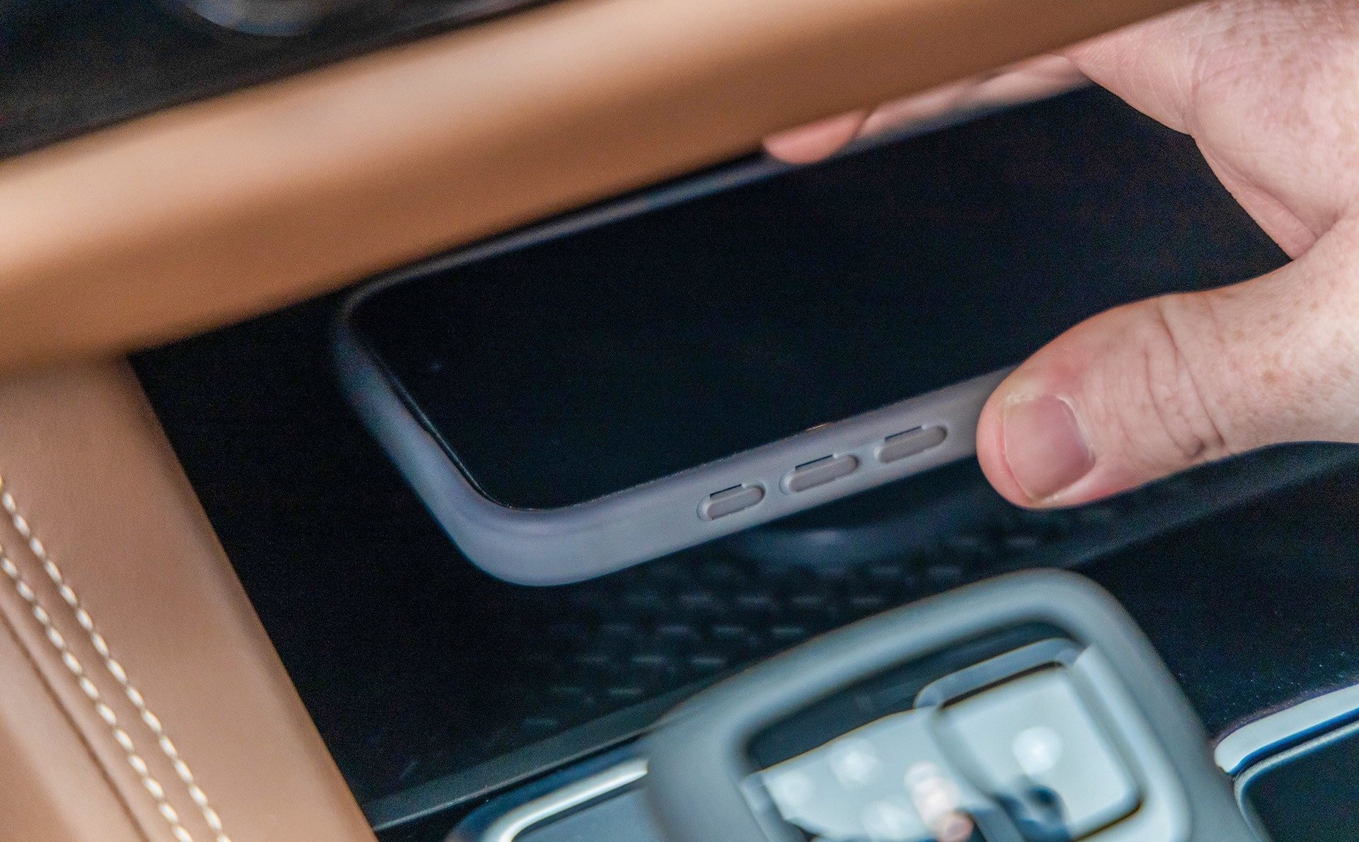 Nissan e a tecnologia Qi2: uma revolução para o carregamento sem fio em carros.
