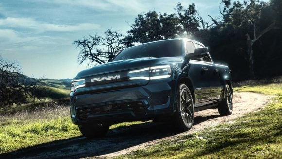 A marca RAM, propriedade do grupo Stellantis, pode hoje se esfregar as mãos por ter cancelado seu projeto de picape 100% elétrica em favor de um modelo com extensor de autonomia. &copy; Stellantis