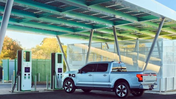Sem ser ruim, a autonomia do Ford F-150 Lighting nunca conseguiu convencer a maioria dos clientes potenciais americanos para esse tipo de veículo. &copy; Electrify America