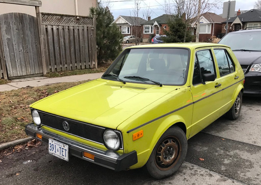 Rabbit MK1 VW amarelo brilhante estacionado na cal&ccedil;ada