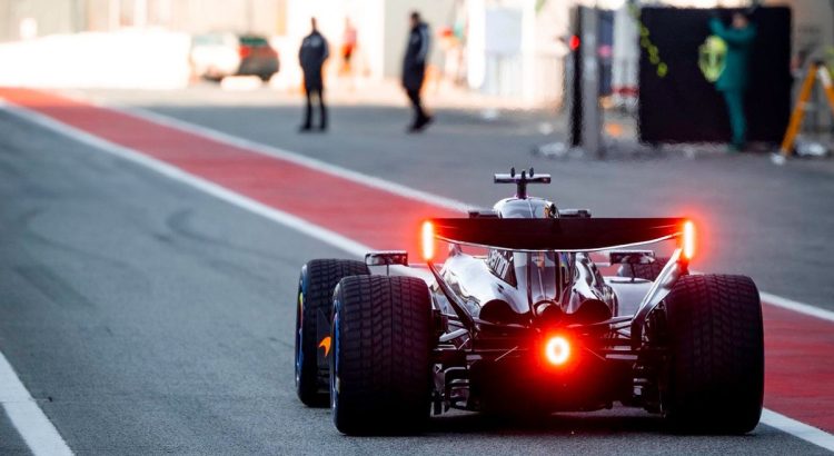 McLaren, entre esperanças e desafios, começa suas voltas em Barcelona