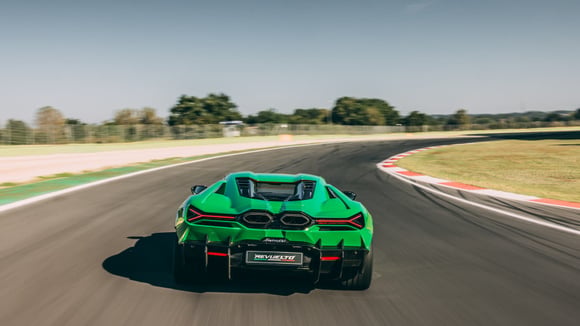 Lamborghini opta pela cautela diante do el&eacute;trico: uma aposta arriscada ou uma estrat&eacute;gia s&aacute;bia?