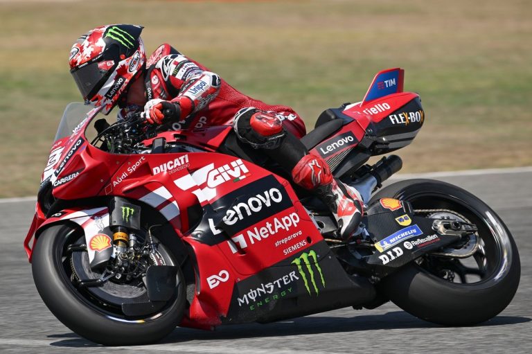 MotoGP em Buriram: Bagnaia na liderança, Márquez tropeça
