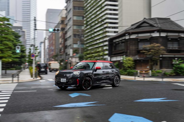MINI JCW Aceman: A Fusão de Desempenho Elétrico e Estilo Urbano