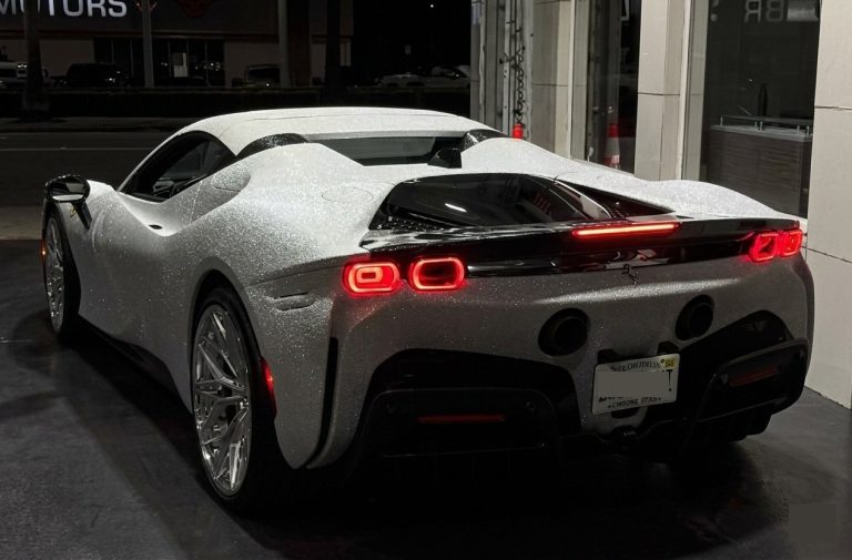 Ferrari SF90 ganha visual branco diamantado e vira vitrine sobre rodas