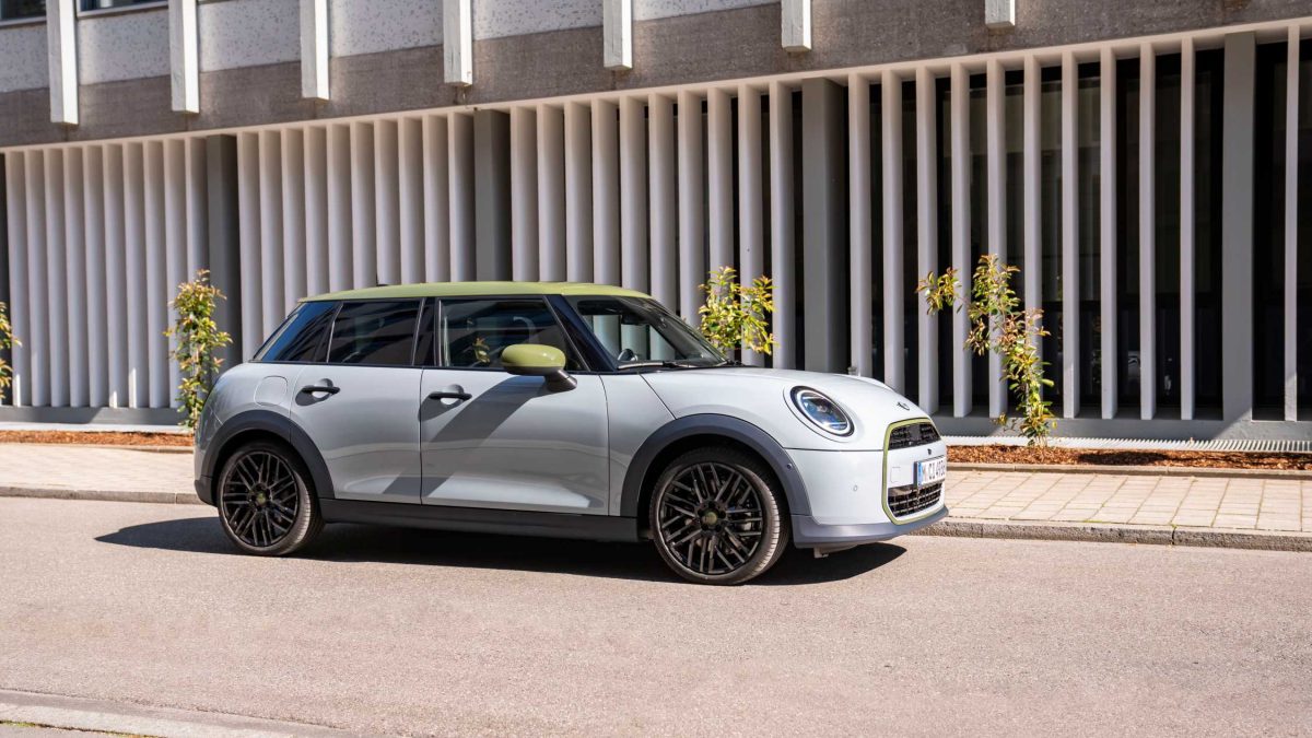 MINI Cooper ganha versão especial com assinatura do estilista Paul Smith