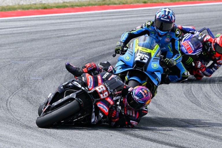 Aprilia chama pilotos para a ordem após confusão na Catalunha