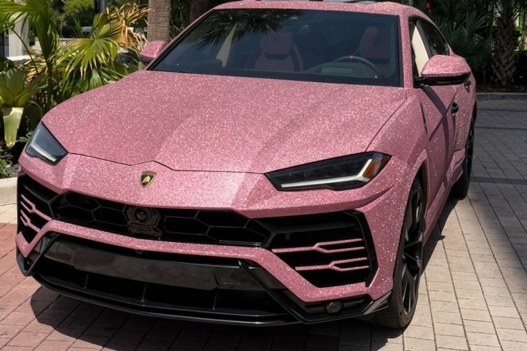Lamborghini Urus ganha visual 'diamante rosa' que reflete luzes e chama…