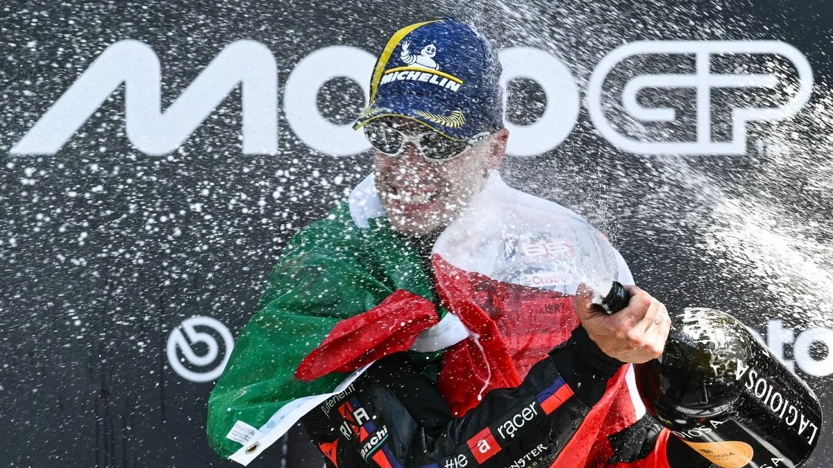 Bezzecchi brilha em casa e vence em Mugello, superando Bagnaia