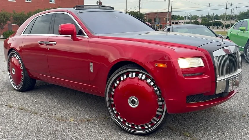 Rolls-Royce Ghost ganha visual extravagante com rodas gigantes e cores…