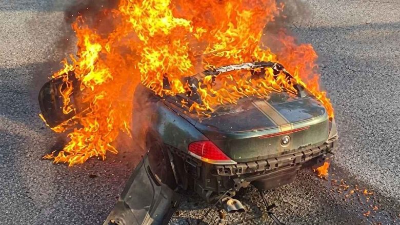 BMW Série 6 Cabriolet pega fogo em rodovia movimentada em Singapura