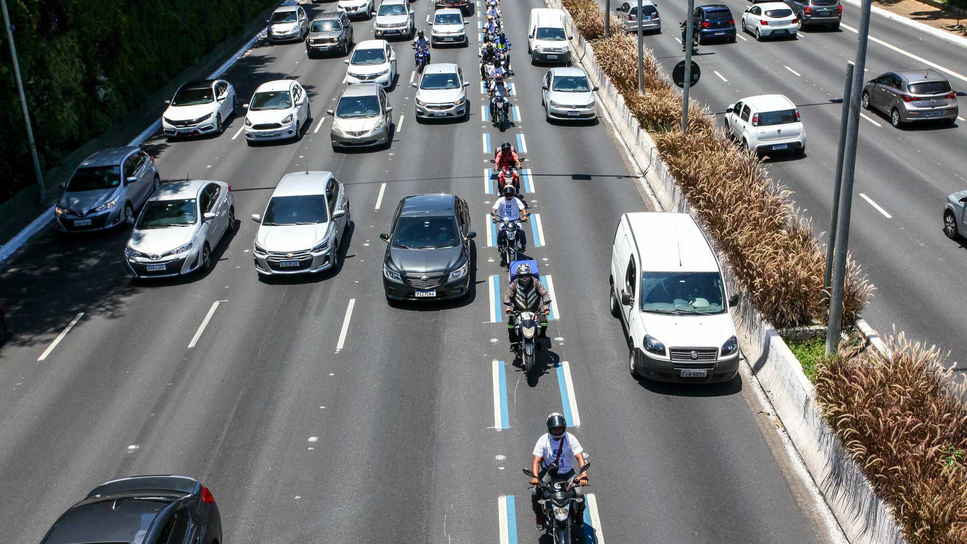 Fotos De Motos No Corredor Utilizando A Faixa Azul Da 23 De Maio. Transito Acidentes