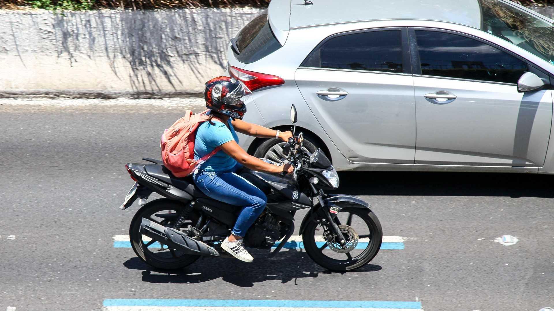 Fotos De Motos No Corredor Utilizando A Faixa Azul Da 23 De Maio. Transito Acidentes