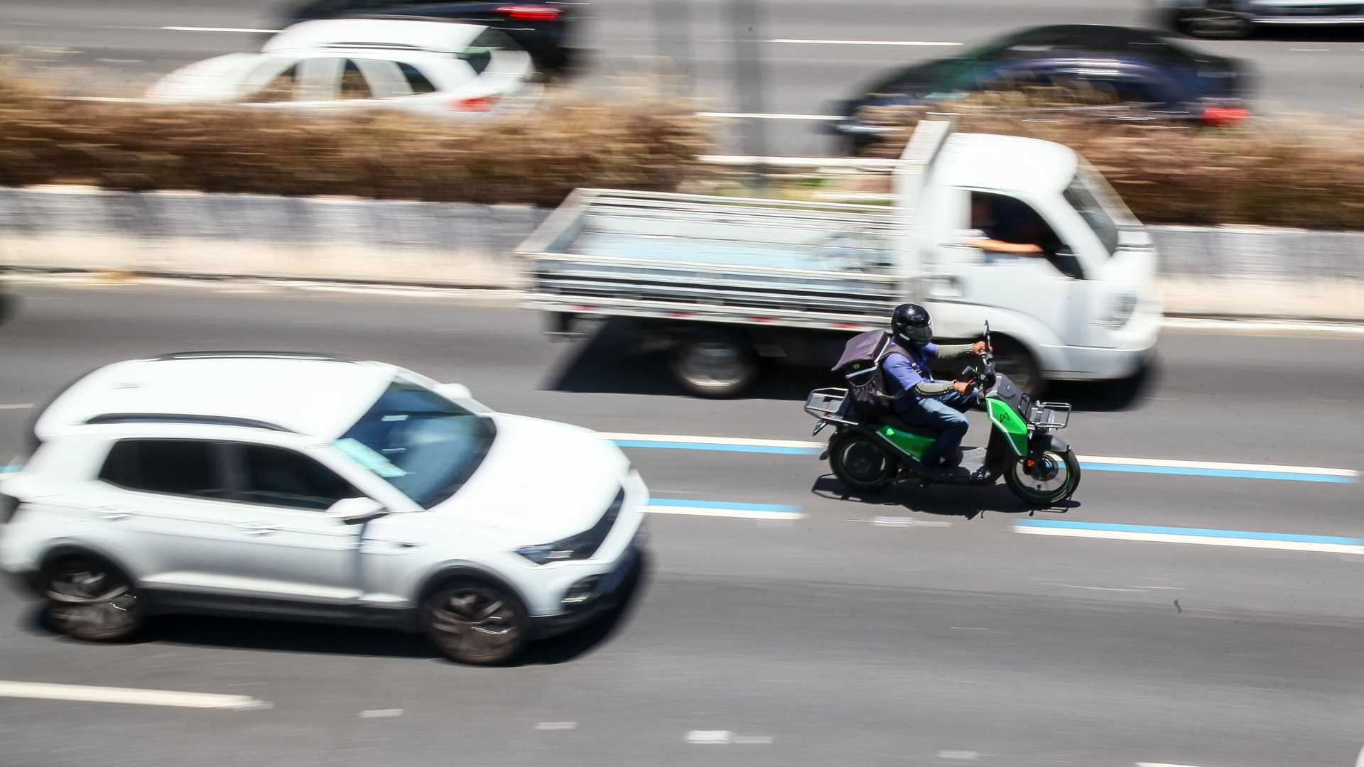 Fotos De Motos No Corredor Utilizando A Faixa Azul Da 23 De Maio. Transito Acidentes